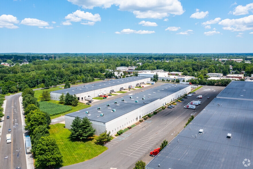 45 Runway Rd, Levittown, PA à louer - Aérien – Image 2 sur 11