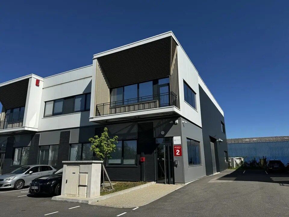 92 Avenue Du Progrès, Chassieu à vendre Photo de l’immeuble– Image 1 sur 7