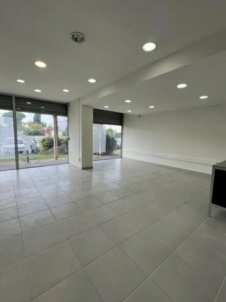 Local commercial dans Saint-Jean à louer - Photo de l’immeuble – Image 1 sur 5