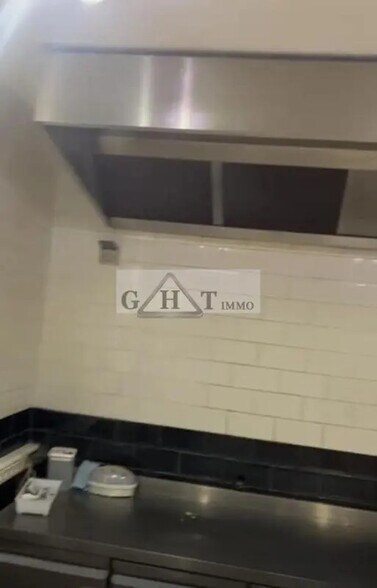 Local commercial dans Antibes à louer - Photo de l’immeuble – Image 2 sur 7