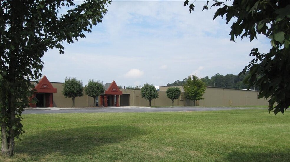 3008 Industrial Pky W, Knoxville, TN à louer - Photo principale – Image 1 sur 4