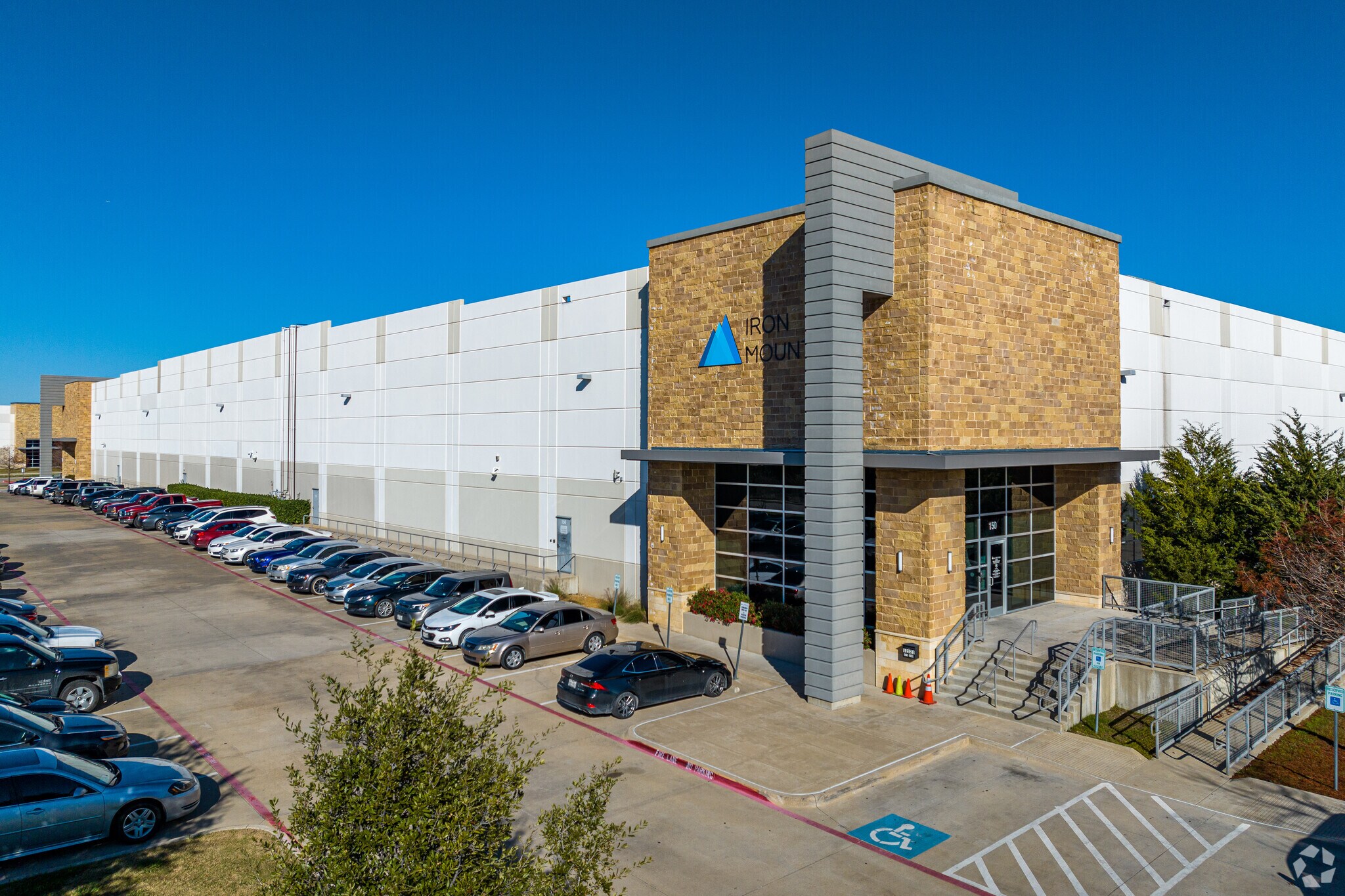 12121 N Stemmons Fwy, Dallas, TX à louer Photo principale– Image 1 sur 8