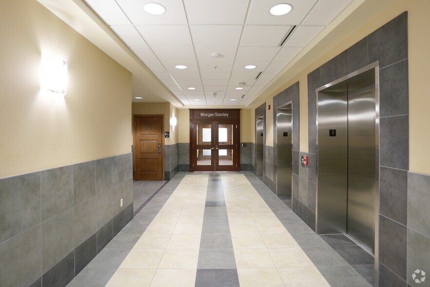 2900 West Rd, East Lansing, MI à vendre - Hall d’entrée – Image 2 sur 5
