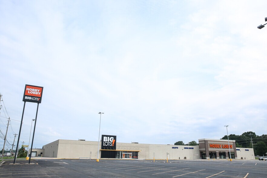 1806 N Jackson St, Tullahoma, TN à louer - Photo de l’immeuble – Image 3 sur 4