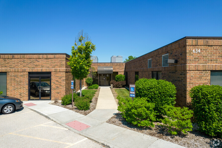 600-650 Academy Dr, Northbrook, IL à louer - Photo de l’immeuble – Image 2 sur 10