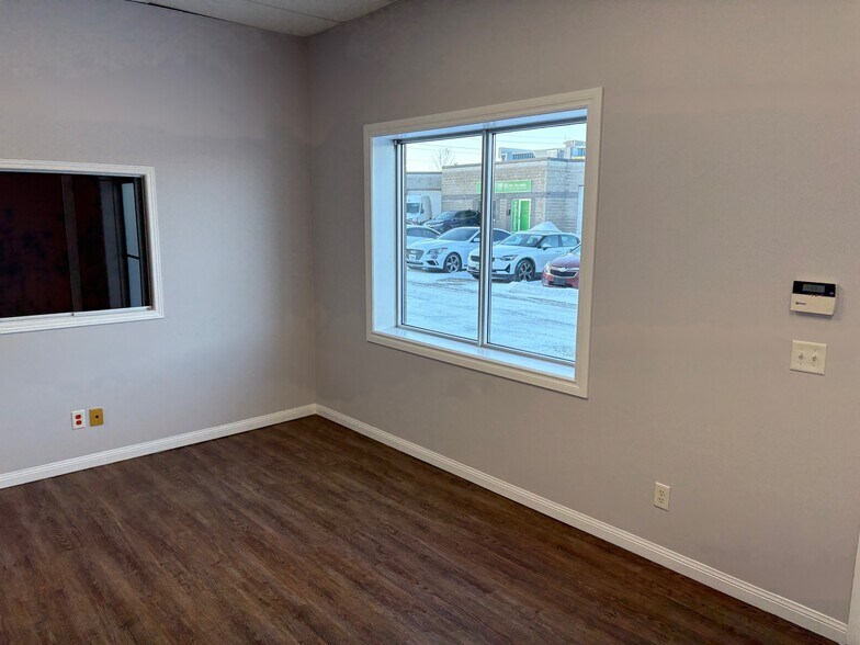 667 Welham Rd, Barrie, ON à louer - Photo de l’immeuble – Image 2 sur 8