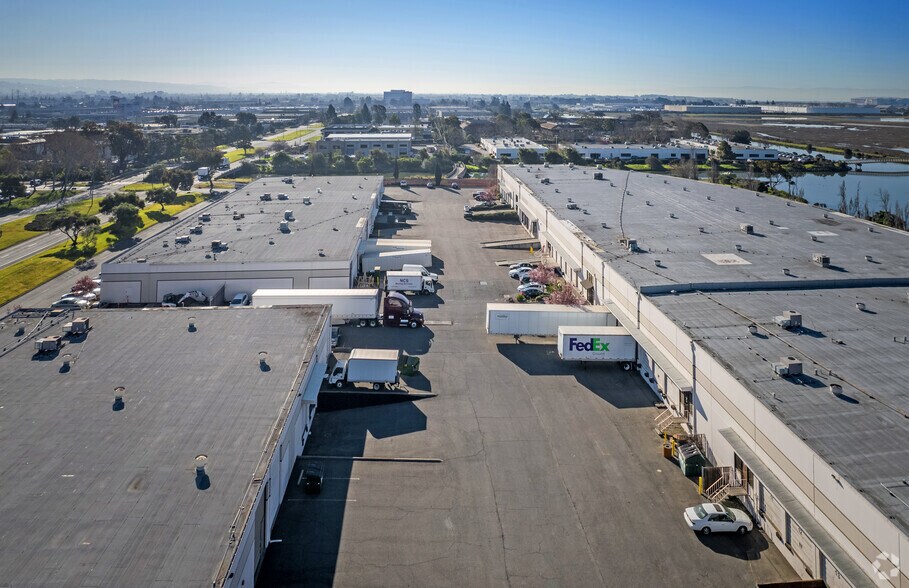7307 Edgewater Dr, Oakland, CA à louer - Photo de l’immeuble – Image 2 sur 6