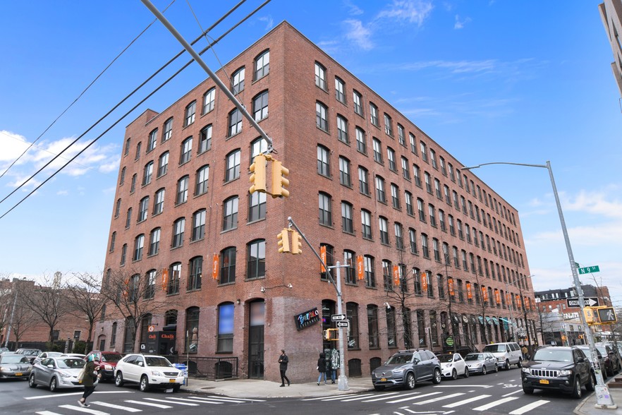 500 Driggs Ave, Brooklyn, NY à louer - Photo de l’immeuble – Image 2 sur 3