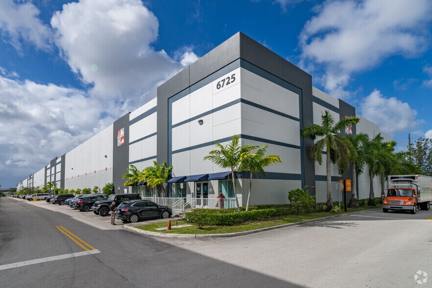 6725 NW 36th St, Miami, FL à louer - Photo principale – Image 1 sur 27