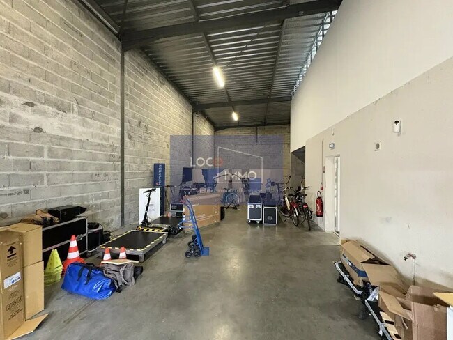 Plus de détails pour Local d'activités à louer
