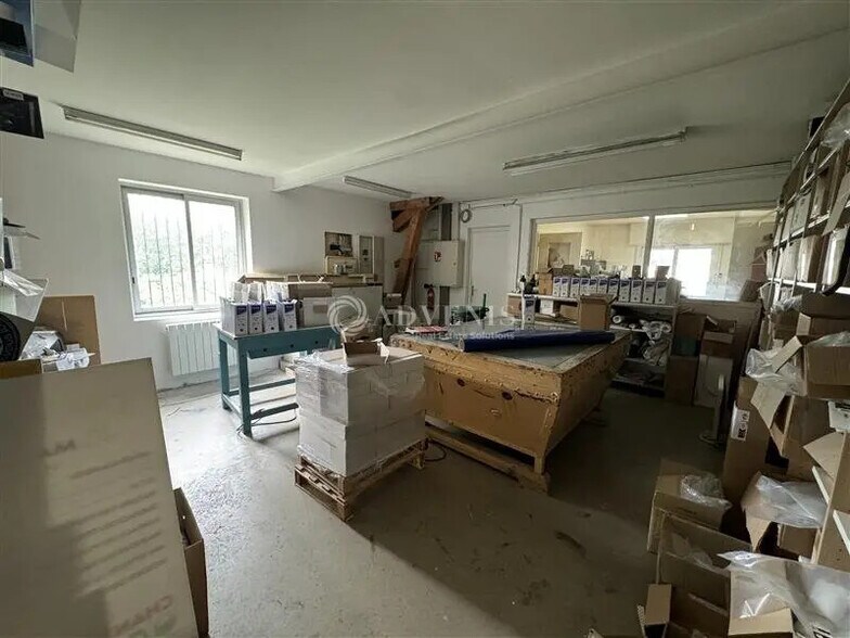Local d'activités dans Savigny-le-Temple à vendre - Photo de l’immeuble – Image 3 sur 9