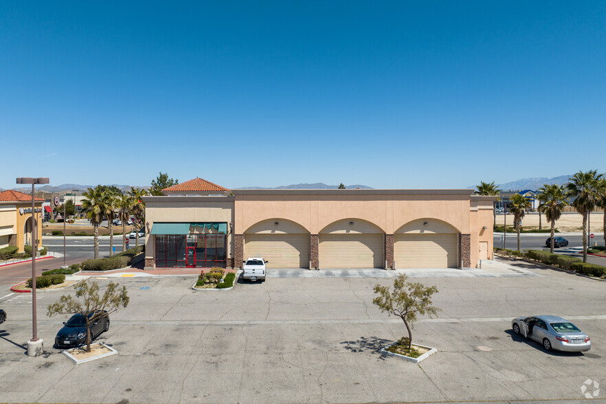 15669 Roy Rogers Dr, Victorville, CA à louer - Photo de l’immeuble – Image 2 sur 6