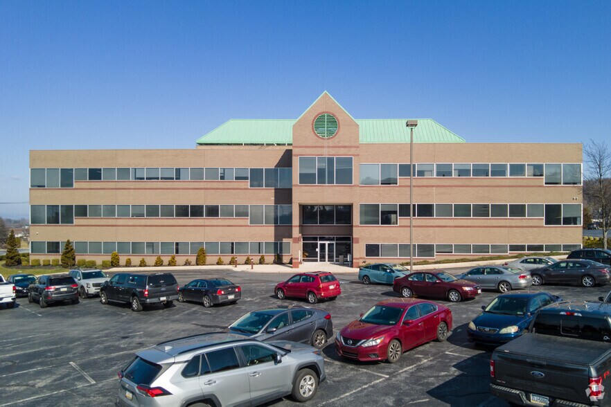 5001 Louise Dr, Mechanicsburg, PA à louer - Photo de l’immeuble – Image 2 sur 29