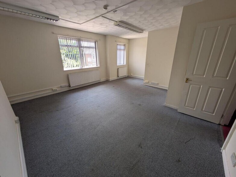 113-121 Goldsworth Rd, Woking à louer - Photo de l’immeuble – Image 2 sur 8