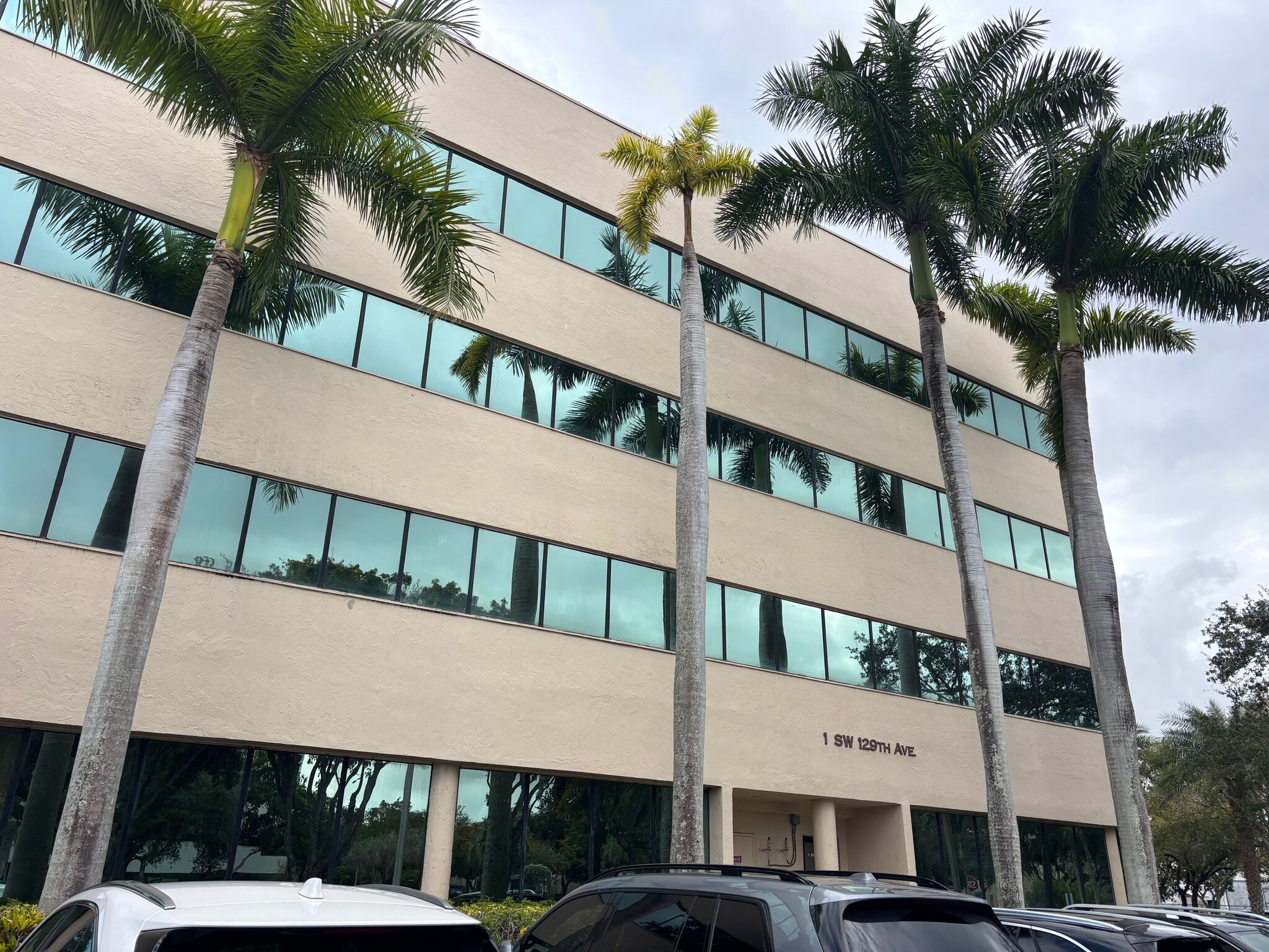 1 SW 129th Ave, Pembroke Pines, FL à louer Photo de l’immeuble– Image 1 sur 9