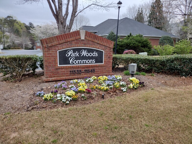 11539 Park Woods Cir, Alpharetta, GA à louer - Photo de l’immeuble – Image 3 sur 9