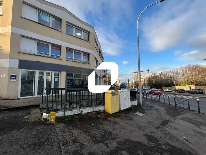 Bureau dans Ris-Orangis à louer - Photo de l’immeuble – Image 1 sur 10