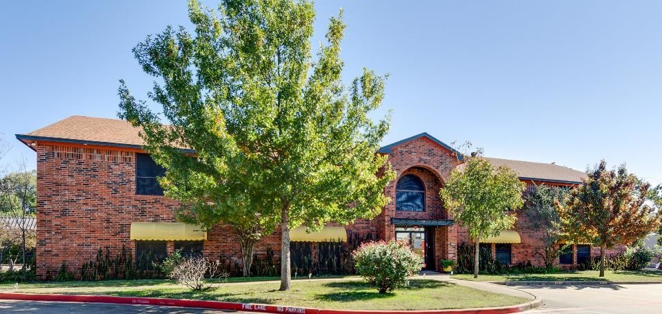 313 Harwood Rd, Bedford, TX à louer Photo de l’immeuble– Image 1 sur 18