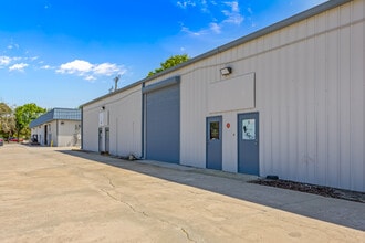 2853 Kirby Cir NE, Palm Bay, FL à louer Photo de l’immeuble– Image 2 sur 17