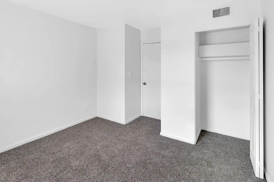 601 Revolutionary Rd, Louisville, KY à vendre - Photo de l’immeuble – Image 3 sur 9