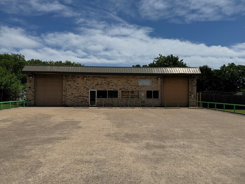 3430 N Interstate 35 E, Lancaster, TX à louer - Photo de l’immeuble – Image 1 sur 3