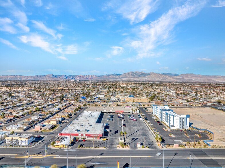 1401 N Decatur Blvd, Las Vegas, NV à louer - Photo de l’immeuble – Image 2 sur 8