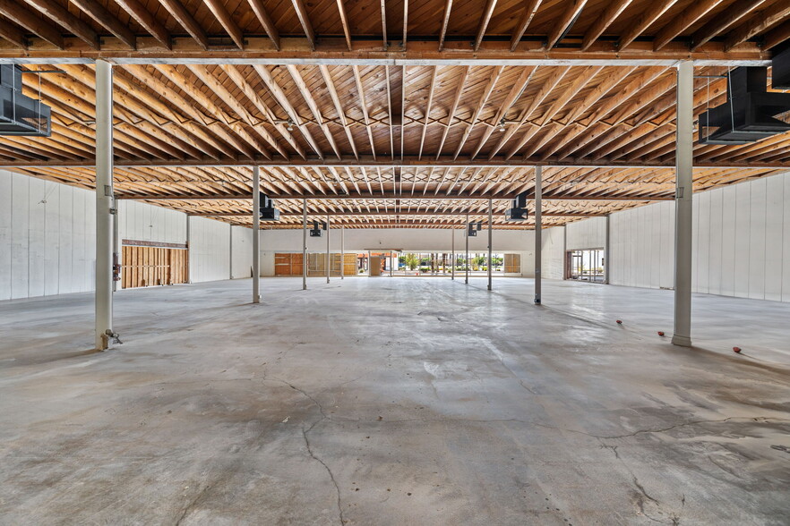 45151 Oasis St, Indio, CA à louer - Photo de l’immeuble – Image 2 sur 52