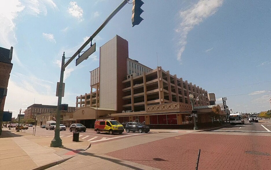 121 Cleveland Ave SW, Canton, OH à louer - Photo de l’immeuble – Image 2 sur 3
