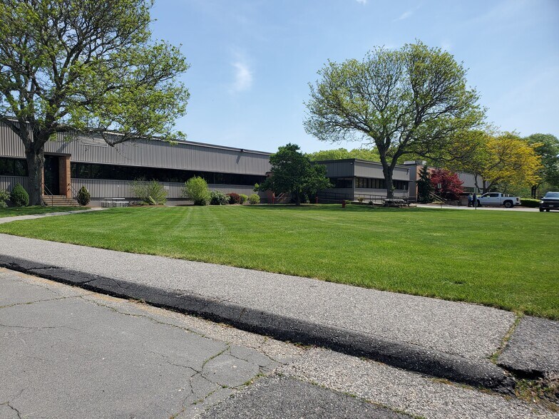 600 N Bedford St, East Bridgewater, MA à louer - Photo de l’immeuble – Image 1 sur 1