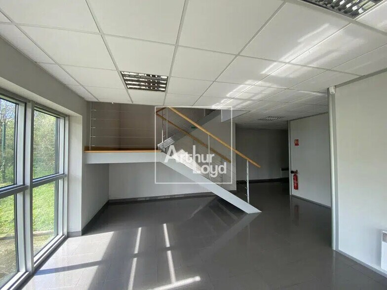 Bureau dans Servon à louer - Photo de l’immeuble – Image 3 sur 3