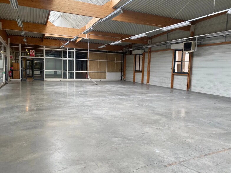 Local d’activités dans Villefranche-Sur-Saône à louer - Photo de l’immeuble – Image 1 sur 2