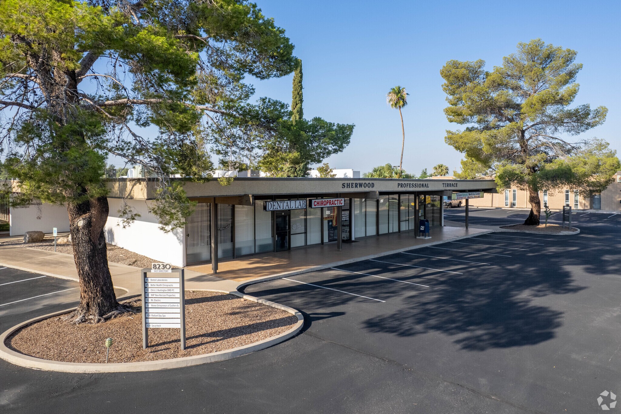 8230 E Broadway Blvd, Tucson, AZ à vendre Photo principale– Image 1 sur 44