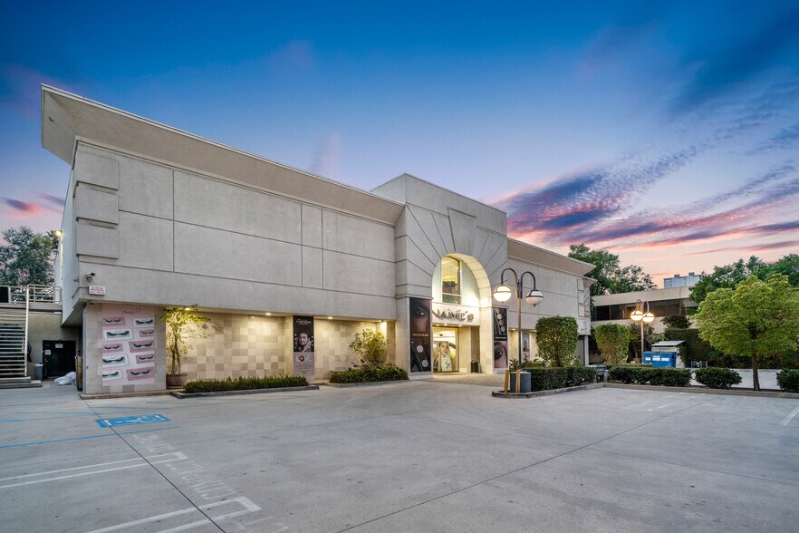 12640 Riverside Dr, Valley Village, CA à vendre - Photo de l’immeuble – Image 2 sur 10