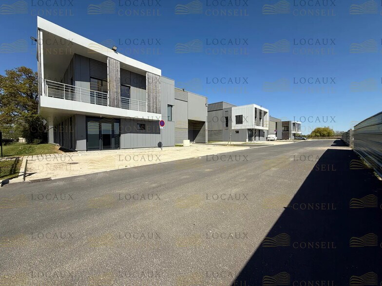 Local d’activités dans Chanteloup-en-Brie à louer - Photo de l’immeuble – Image 2 sur 18