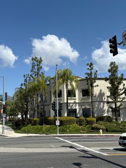 11200 Corbin Ave, Northridge, CA à louer - Photo de l’immeuble – Image 3 sur 4