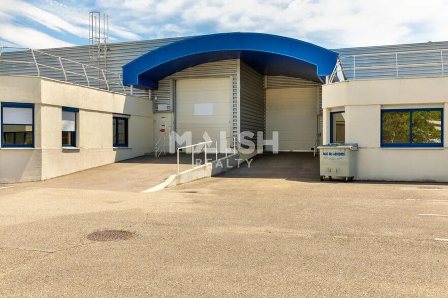 Bureau dans Saint-Genis-Laval à louer - Photo de l’immeuble – Image 1 sur 13