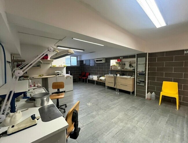 Plus de détails pour Local commercial à vendre