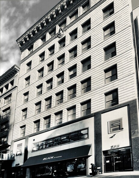 235 W 23rd St, New York, NY à louer - Photo de l’immeuble – Image 3 sur 11