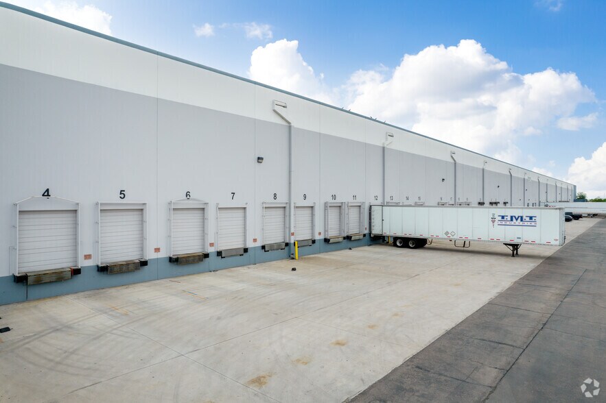 101 N 103rd Ave, Tolleson, AZ à louer - Photo de l’immeuble – Image 3 sur 3