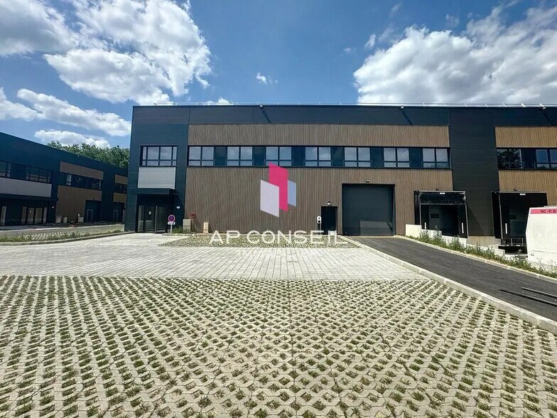 Local d’activités dans Trappes à louer - Photo de l’immeuble – Image 1 sur 14