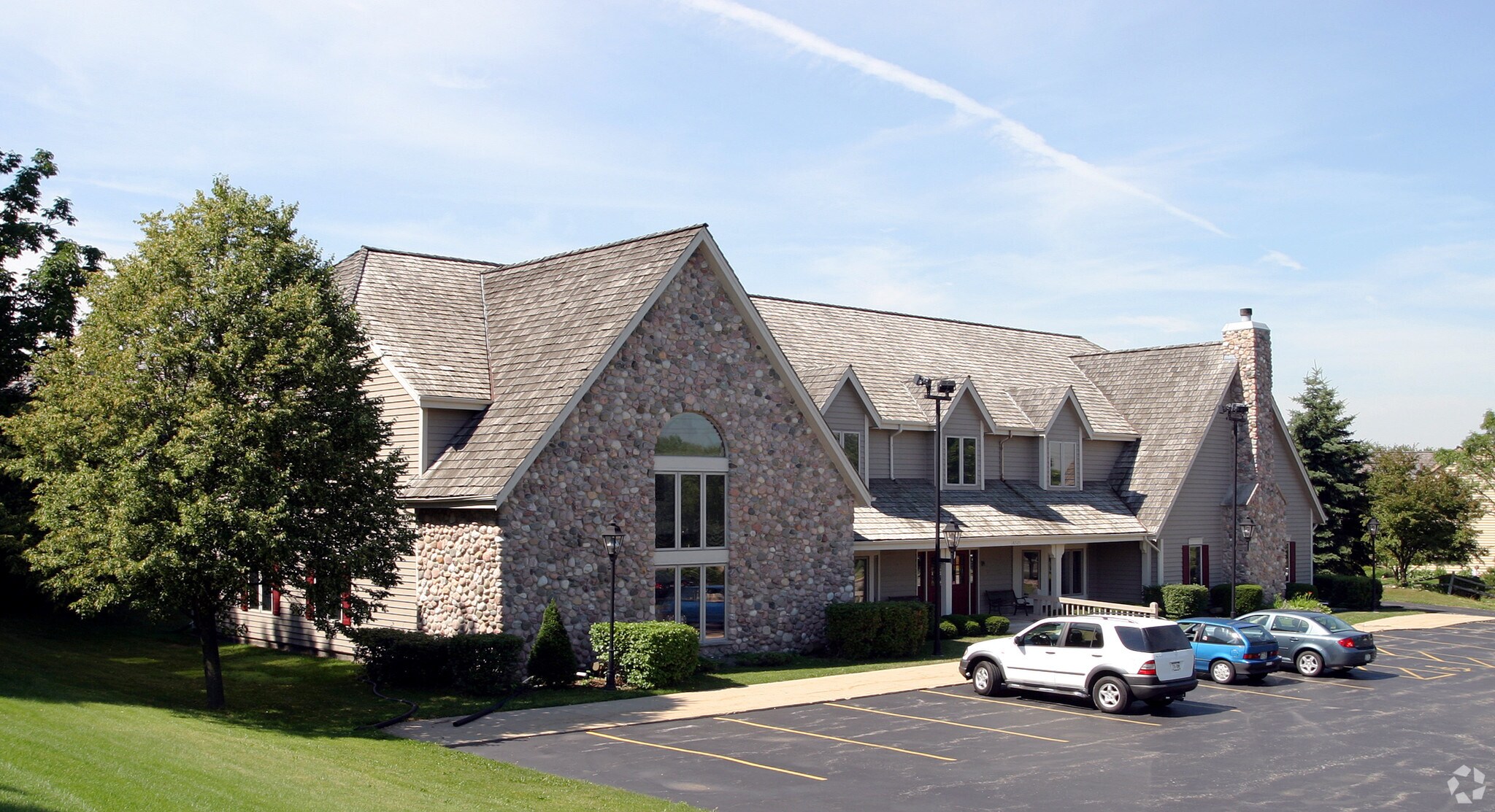 18525 W Capitol Dr, Brookfield, WI à vendre Photo principale– Image 1 sur 3