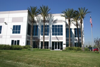 13055 Valley Blvd, Fontana, CA à louer Photo de l’immeuble– Image 1 sur 2
