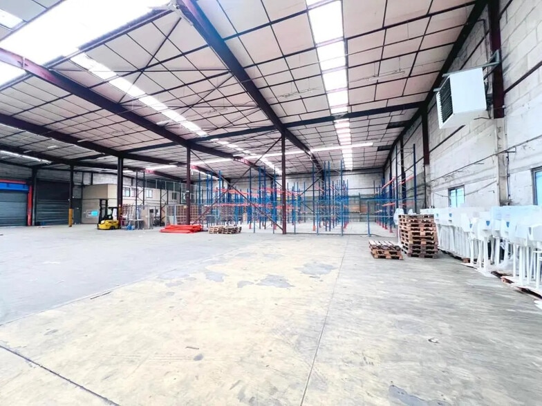 Bureau dans Plaisir à louer - Photo de l’immeuble – Image 3 sur 9