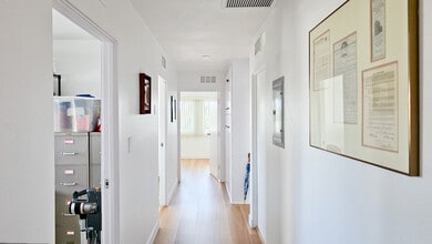 18821 Delaware St, Huntington Beach, CA à louer Photo intérieure– Image 1 sur 2