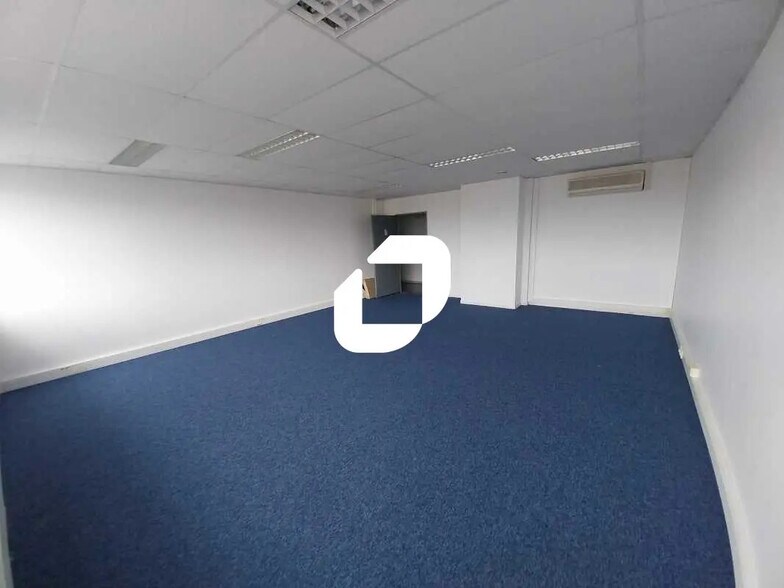 Bureau dans Poissy à louer - Photo de l’immeuble – Image 3 sur 4