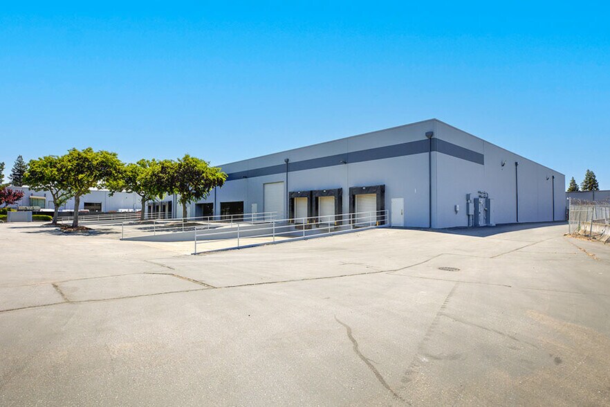 8361 Rovana Cir, Sacramento, CA à louer - Photo de l’immeuble – Image 3 sur 4