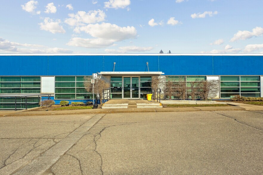 255 Attwell Dr, Toronto, ON à vendre - Photo de l’immeuble – Image 3 sur 4