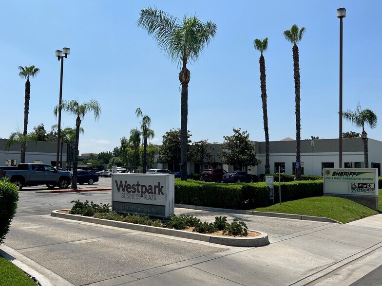 5251 Office Park Dr, Bakersfield, CA à louer - Photo de l’immeuble – Image 3 sur 5