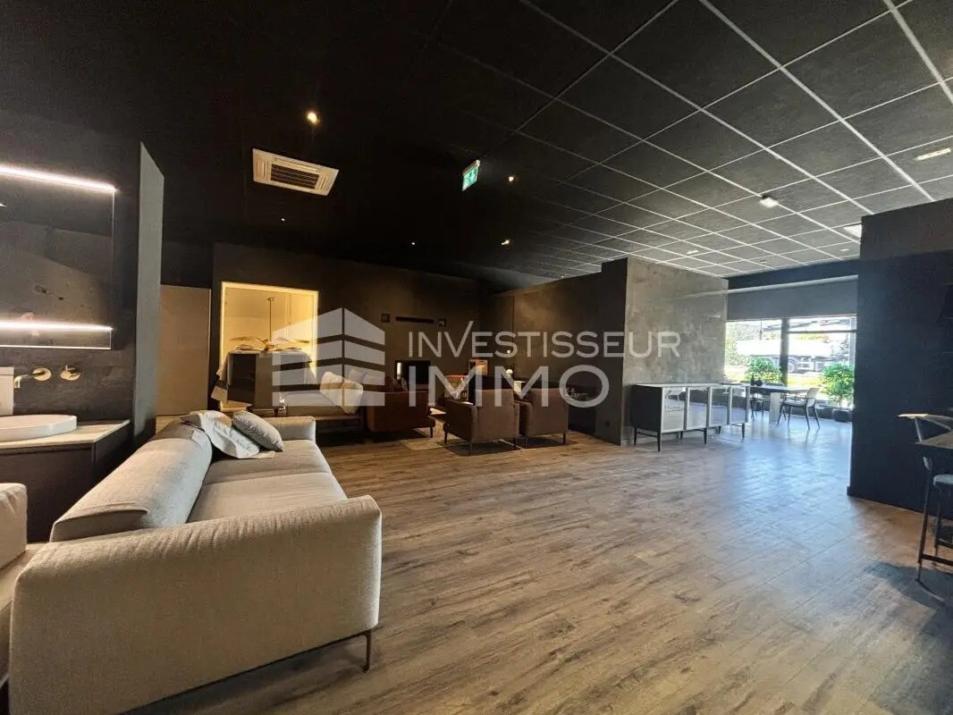 Local commercial dans Servon à louer Hall d’entrée– Image 1 sur 7