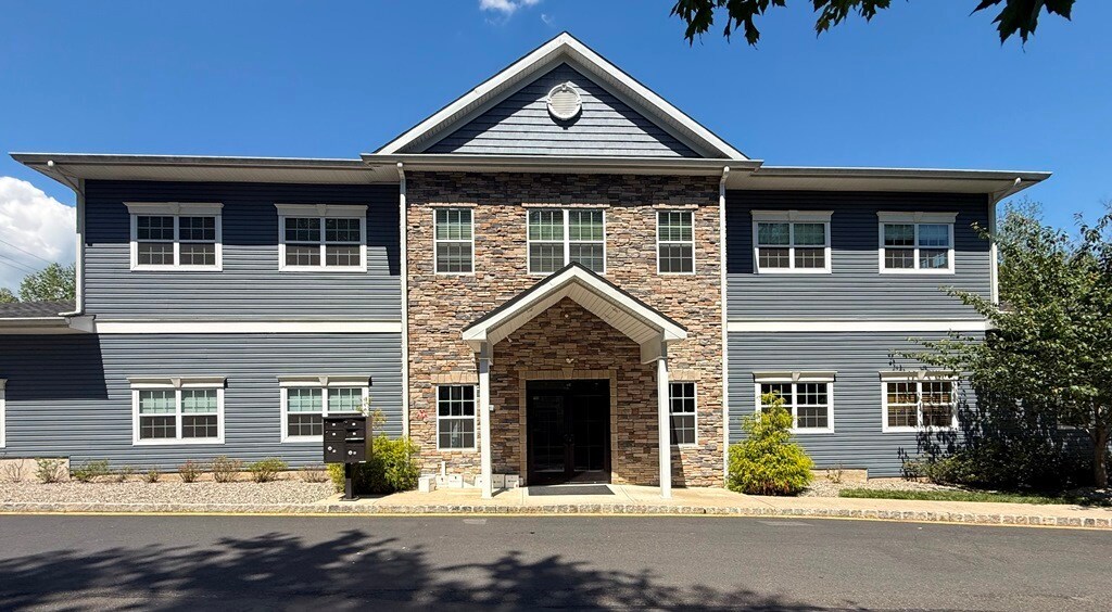 186 County Road 520, Morganville, NJ à louer Photo principale– Image 1 sur 14